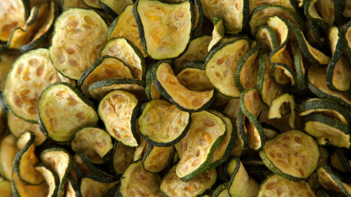 La receta saludable y fácil para hacer chips de pepino con guacamole clásico.
