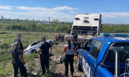 milagroso accidente: un auto cayo de la autopista y lo rescataron con un camion de basura milagroso accidente: un auto cayo de la autopista y lo rescataron con un camion de basura