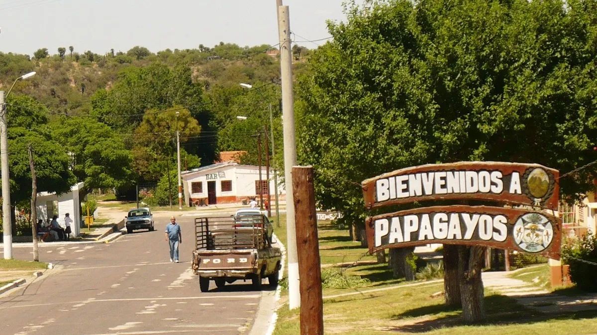 El recorrido combina trekking, chapuzones y postales serranas a pocos minutos del centro de Papagayos. El recorrido combina trekking, chapuzones y postales serranas a pocos minutos del centro de Papagayos.