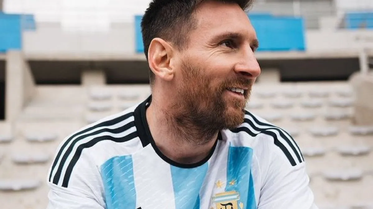 Lionel Messi en la presentación de la camiseta de la Selección Argentina previo al Mundial de Qatar 2022.