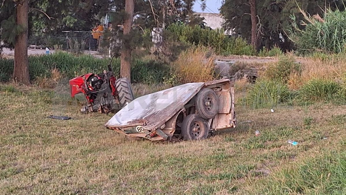 Un impactante accidente tuvo lugar este martes por la tarde en la ruta nacional 34 a la altura de Ceres: el tractor quedó destruido. Un impactante accidente tuvo lugar este martes por la tarde en la ruta nacional 34 a la altura de Ceres: el tractor quedó destruido.