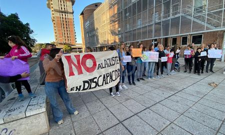 Los prestadores de discapacidad volvieron a manifestarse por el atraso de pago de sueldos. Los prestadores de discapacidad volvieron a manifestarse por el atraso de pago de sueldos.