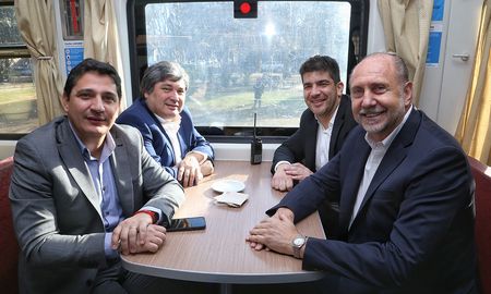Perotti habló desde el vagón del tren y destacó la importancia de tener un nuevo sistema de cercanía. Perotti habló desde el vagón del tren y destacó la importancia de tener un nuevo sistema de cercanía.