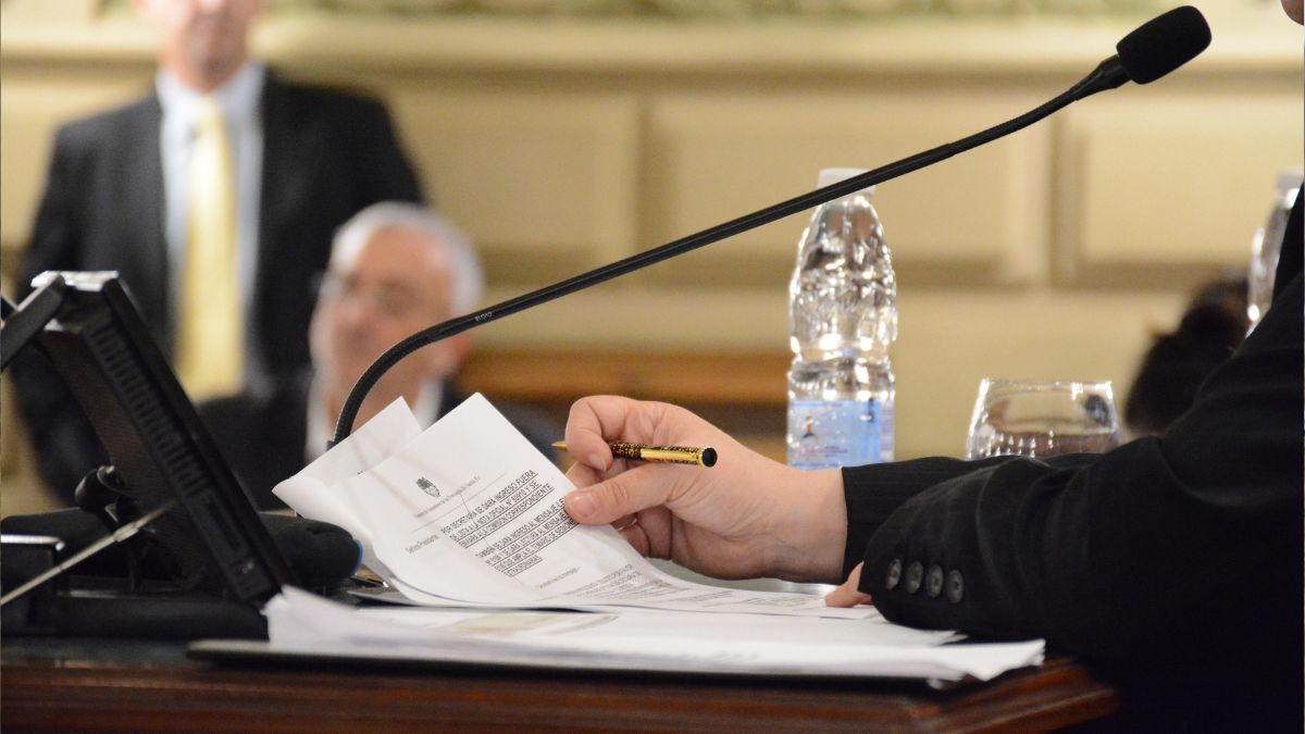 El proyecto de ley que prohíbe a los políticos nombrar familiares en cargos públicos ingresó a la Legislatura de Santa Fe en noviembre de 2022. Este año, fue presentado nuevamente. Nunca se trató. El proyecto de ley que prohíbe a los políticos nombrar familiares en cargos públicos ingresó a la Legislatura de Santa Fe en noviembre de 2022. Este año, fue presentado nuevamente. Nunca se trató.