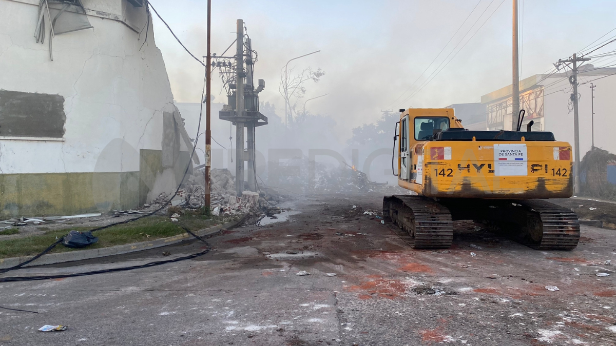 Los bomberos continúan trabajando en el predio para aplacar las llamas que aún se encuentran activas.