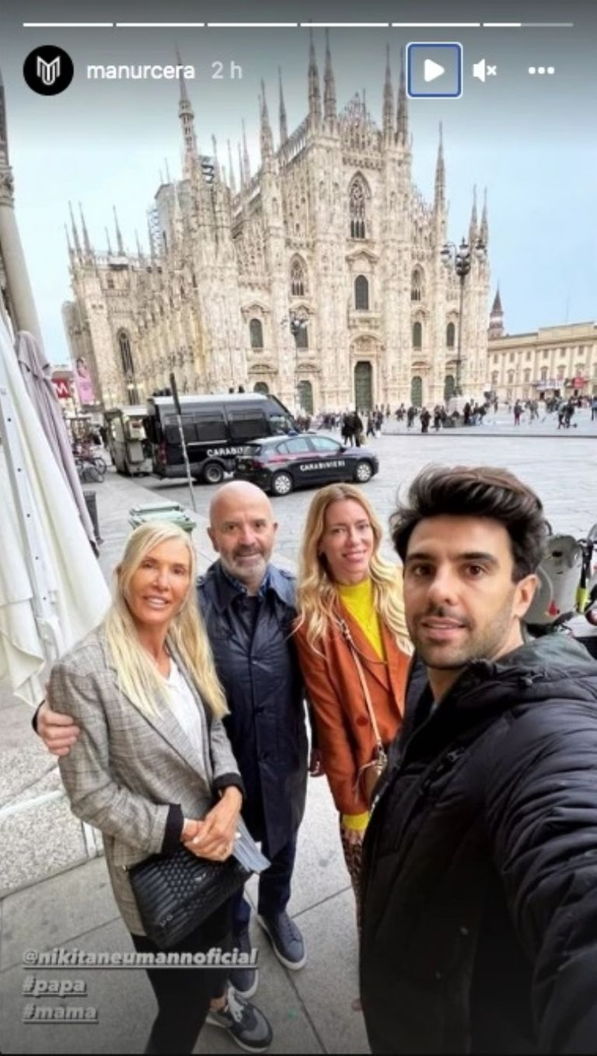 La pareja junto a Claudio Urcera y María Cecilia Roza, los padres del automovilista.