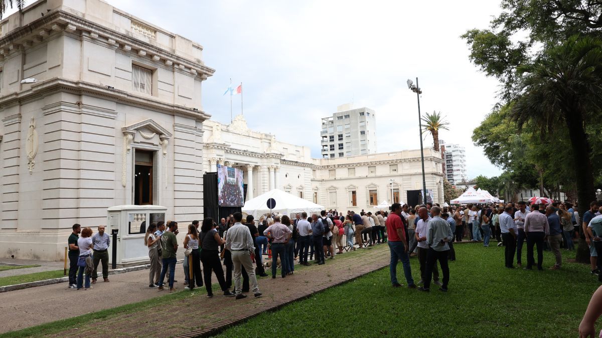 Tras menos de una hora de exposición, el gobernador cerró su mensaje con un “que Dios bendiga a nuestro pueblo” y dejó formalmente inaugurado el 144° período ordinario de sesiones.