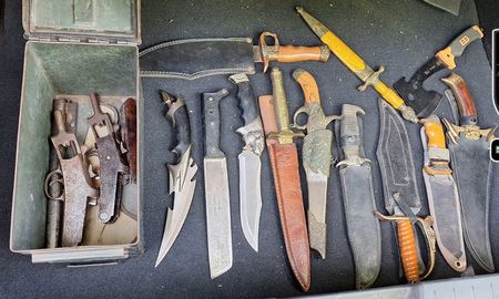 En la vivienda, la Policía secuestró 20 armas blancas de distintos tipos y tamaños. En la vivienda, la Policía secuestró 20 armas blancas de distintos tipos y tamaños.
