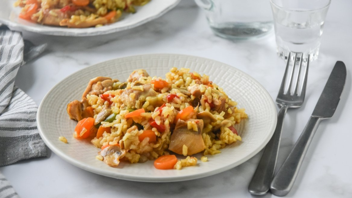 Receta de arroz de coliflor con pollo y vegetales. Receta de arroz de coliflor con pollo y vegetales.