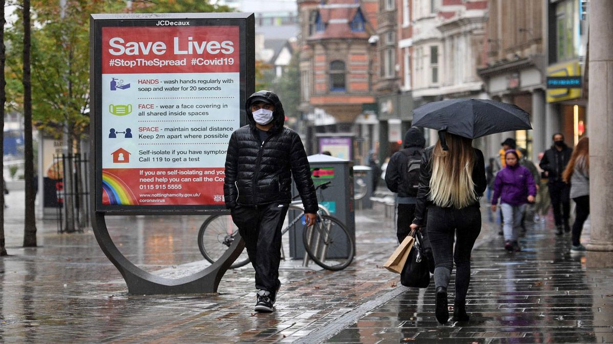 Reino Unido enfrenta una nueva cepa de coronavirus y aumenta las restricciones, con permiso del Parlamento.