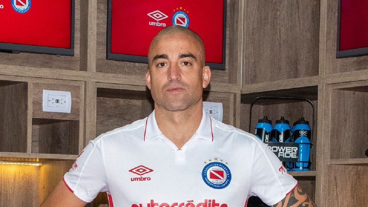 Santiago Silva se presentó en AFA para pedir una habilitación provisoria que le permita jugar al fútbol hasta que se resuelva su situación.