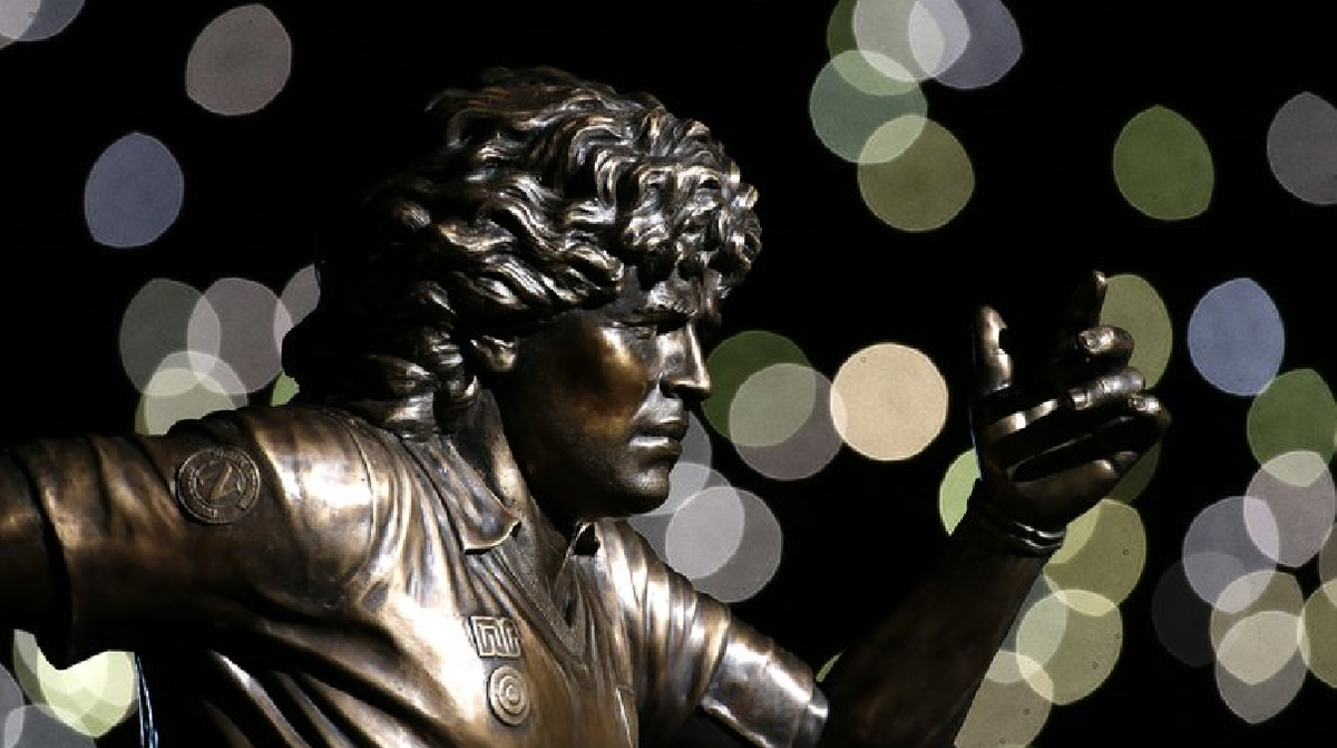 El club napolitano homenaje&oacute; a Diego antes del partido ante la Lazio y exhibi&oacute; el monumento del Diez.