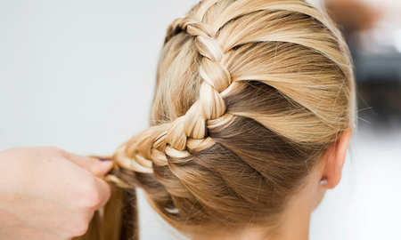 Peinate para Navidad: 10 peinados fáciles y bonitos que estilizarán tu rostro Peinate para Navidad: 10 peinados fáciles y bonitos que estilizarán tu rostro