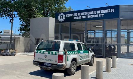 Personal de Gendarmería en el ingreso al penal de la ciudad de Santa Fe. Personal de Gendarmería en el ingreso al penal de la ciudad de Santa Fe.