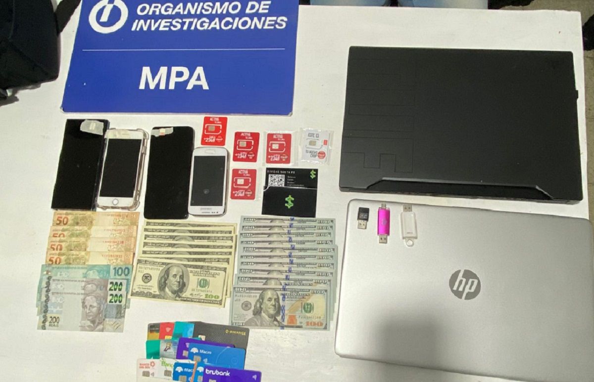 Dólares, tarjetas y celulares, los elementos secuestrados este miércoles. Dólares, tarjetas y celulares, los elementos secuestrados este miércoles.