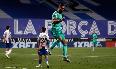Casemiro celebra el tanto que le dio el triunfo al Real Madrid por 1-0 sobre el Espanyol. Con estos tres puntos, el Merengue es líder de La Liga, a dos puntos del Barcelona. Casemiro celebra el tanto que le dio el triunfo al Real Madrid por 1-0 sobre el Espanyol. Con estos tres puntos, el Merengue es líder de La Liga, a dos puntos del Barcelona.