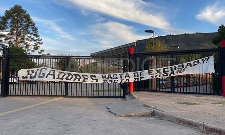 Hinchas de Colón colgaron una bandera contra los jugadores en inmediaciones al estadio sabalero. Hinchas de Colón colgaron una bandera contra los jugadores en inmediaciones al estadio sabalero.