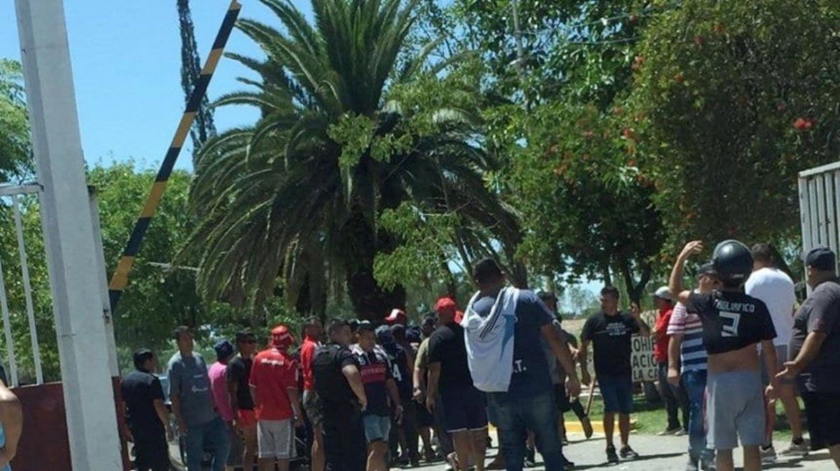 La Barrabrava de Independiente visitó al plantel de Lucas Pusineri