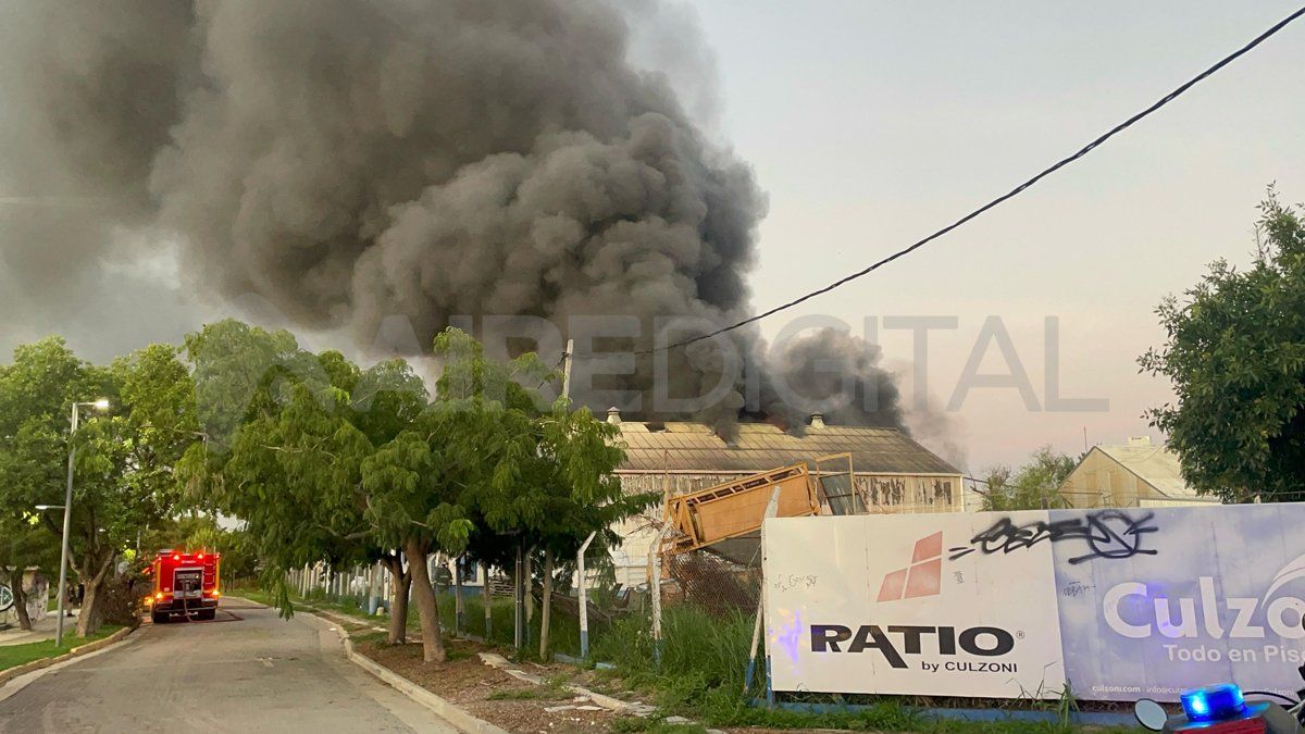 La columna de humo que emanaba de los galpones incendiados se observaba desde distintos puntos de la ciudad. La columna de humo que emanaba de los galpones incendiados se observaba desde distintos puntos de la ciudad.