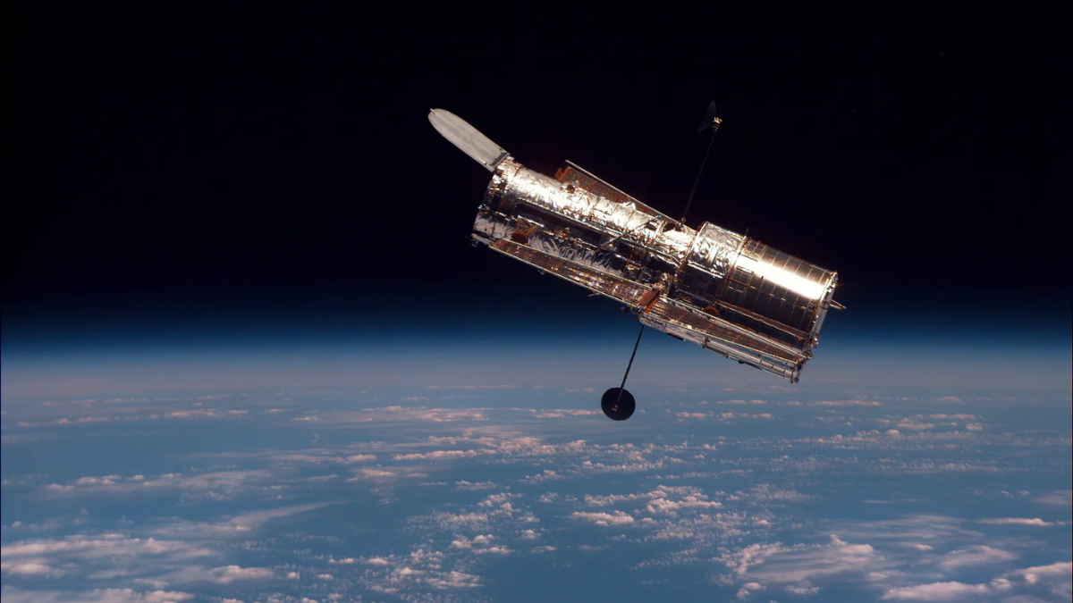 El Telescopio Espacial Hubble de la NASA capturó a la HP Tau, una joven estrella ubicada en la constelación de Tauro, a unos 550 años luz de la Tierra. El Telescopio Espacial Hubble de la NASA capturó a la HP Tau, una joven estrella ubicada en la constelación de Tauro, a unos 550 años luz de la Tierra. 