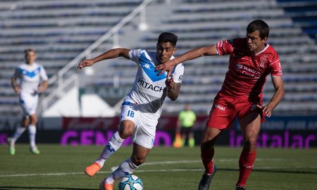 Por la Zona 6, Vélez y Huracán no se sacaron diferencias en Liniers. Por la Zona 6, Vélez y Huracán no se sacaron diferencias en Liniers.