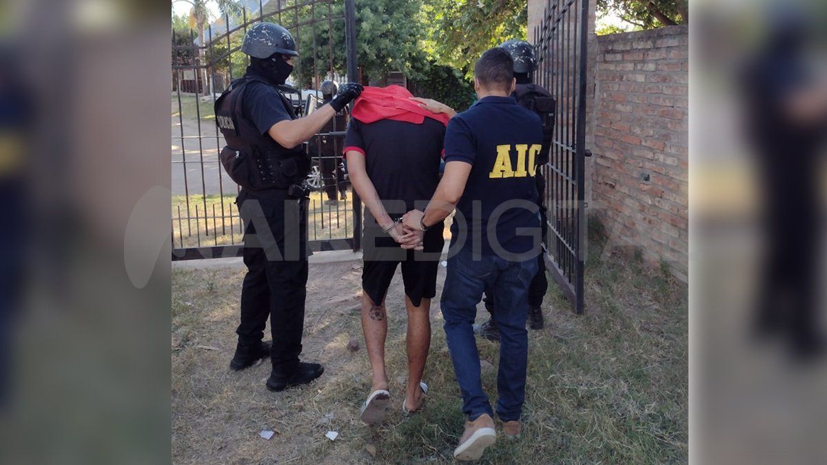 Esposado. Así trasladaron los investigadores al principal acusado.&nbsp;