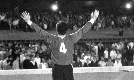 El 15 de julio de 1964, Independiente logró una hazaña en el Estadio Maracaná, al vencer al Santos de Pelé en la Copa Libertadores. El 15 de julio de 1964, Independiente logró una hazaña en el Estadio Maracaná, al vencer al Santos de Pelé en la Copa Libertadores.