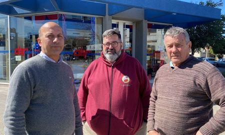 Los comerciantes, temerosos de la creciente inseguridad en la zona, se reunieron para compartir sus experiencias y exigir mayor presencia policial y acción. Los comerciantes, temerosos de la creciente inseguridad en la zona, se reunieron para compartir sus experiencias y exigir mayor presencia policial y acción.