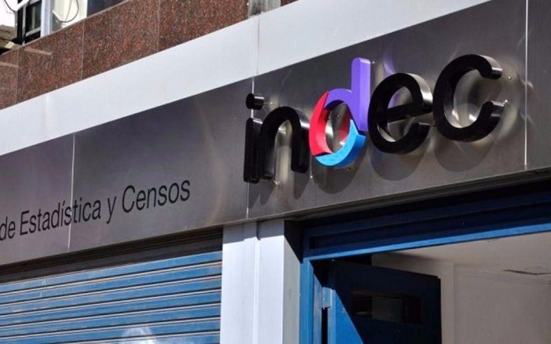 La economía cayó 2,6% el año pasado, según el INDEC