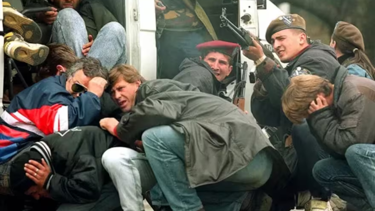 Soldados de las fuerzas especiales bosnias y civiles son atacados por francotiradores serbios, en Sarajevo, el 6 de abril de 1992. Soldados de las fuerzas especiales bosnias y civiles son atacados por francotiradores serbios, en Sarajevo, el 6 de abril de 1992.