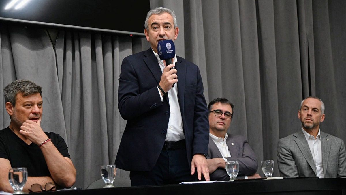 El intendente de Rosario anunció que otorgará el incremento salarial por decreto y aplicará descuentos a quienes adhieran al paro municipal.