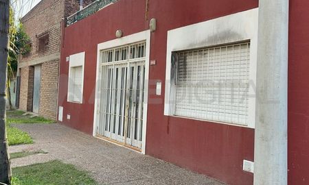 La vivienda quedó con graves daños tras el incendio. La víctima, de 84 años, fue hallada sin vida por los bomberos dentro del domicilio. La vivienda quedó con graves daños tras el incendio. La víctima, de 84 años, fue hallada sin vida por los bomberos dentro del domicilio.