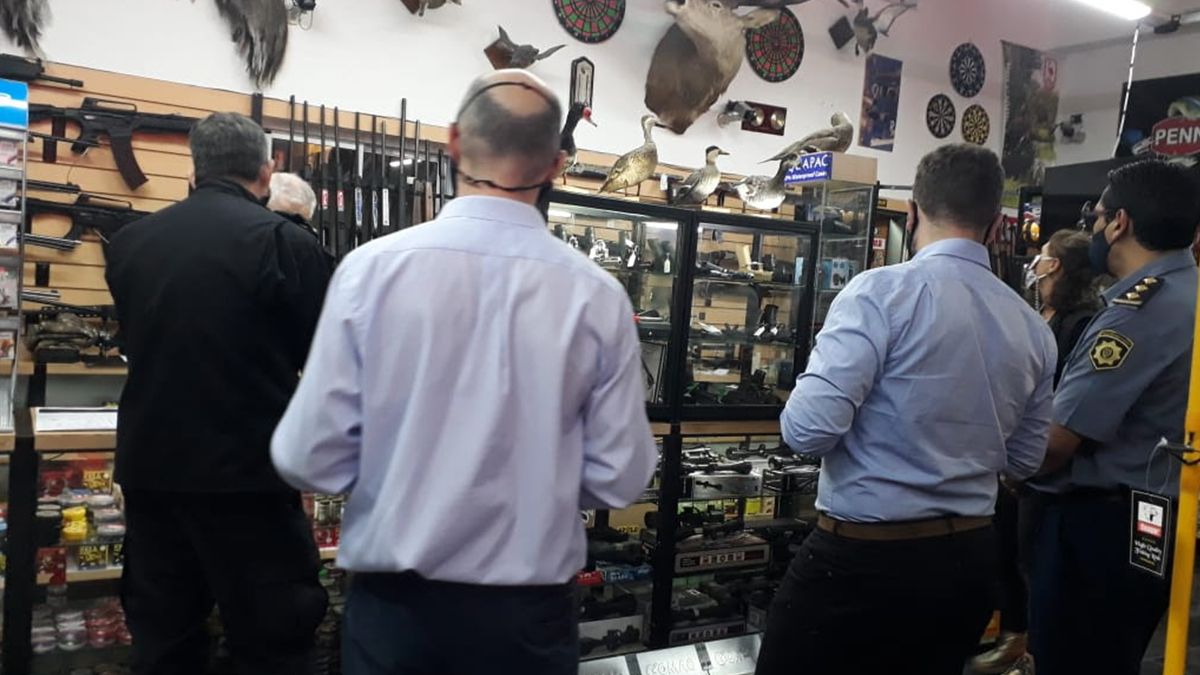 La Municipalidad de Santa Fe puso en marcha operativos de control en armerías, en un trabajo articulado con el Ministerio de Seguridad provincial. Esta medida se inscribe en un compromiso asumido por el intendente Emilio Jatón en su primer encuentro con el actual ministro de la cartera provincial, Jorge Lagna.