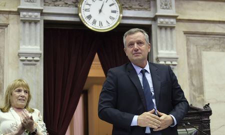Emilio Monzó se emocionó por su despedida en el Congreso Emilio Monzó se emocionó por su despedida en el Congreso