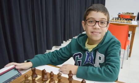Faustino Oro, prodigio argentino de 10 años, le ganó una partida a Magnus Carlsen. Faustino Oro, prodigio argentino de 10 años, le ganó una partida a Magnus Carlsen.