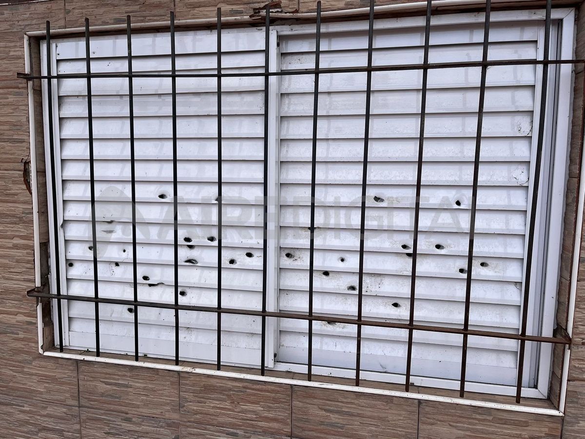 La vivienda de calle Uruguay al 4300 ya tenía impactos de balas cuando los familiares de Delfina se mudaron allí a mediados de 2022. La vivienda de calle Uruguay al 4300 ya tenía impactos de balas cuando los familiares de Delfina se mudaron allí a mediados de 2022.