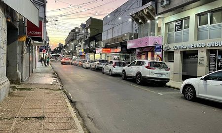 Un trapito que trabaja en el centro de la ciudad de Santa Fe fue detenido este sábado por la tarde por la policía tras asaltar un local comercial, ubicado en inmediaciones de 25 de mayo y Salta. Un trapito que trabaja en el centro de la ciudad de Santa Fe fue detenido este sábado por la tarde por la policía tras asaltar un local comercial, ubicado en inmediaciones de 25 de mayo y Salta.