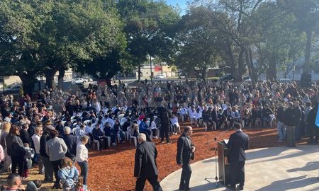 Más de 100 niños y niñas de 10 establecimientos educativos de la ciudad de Santa Fe hacen su promesa a la Bandera Argentina. Más de 100 niños y niñas de 10 establecimientos educativos de la ciudad de Santa Fe hacen su promesa a la Bandera Argentina.