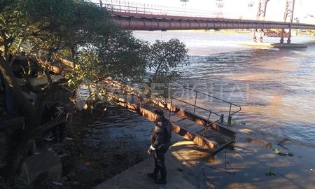 El 18 de junio la Policía debió rescatarlo del agua y después esposarlo. El 18 de junio la Policía debió rescatarlo del agua y después esposarlo.