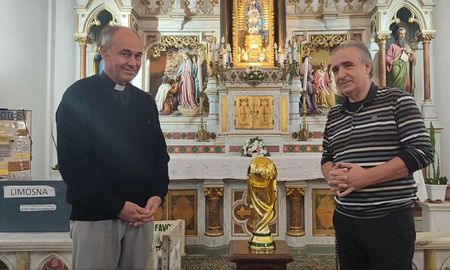 En la previa de la 124° Peregrinación de Guadalupe, el representante de AFA en Santa Fe trajo este fin de semana el trofeo obtenido en el Mundial de Qatar 2022 a la Basílica de Guadalupe En la previa de la 124° Peregrinación de Guadalupe, el representante de AFA en Santa Fe trajo este fin de semana el trofeo obtenido en el Mundial de Qatar 2022 a la Basílica de Guadalupe
