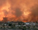 Los aviones hidrantes y los brigadistas trabajan a contrarreloj para frenar el avance de las llamas en la región andaluza. Los aviones hidrantes y los brigadistas trabajan a contrarreloj para frenar el avance de las llamas en la región andaluza.