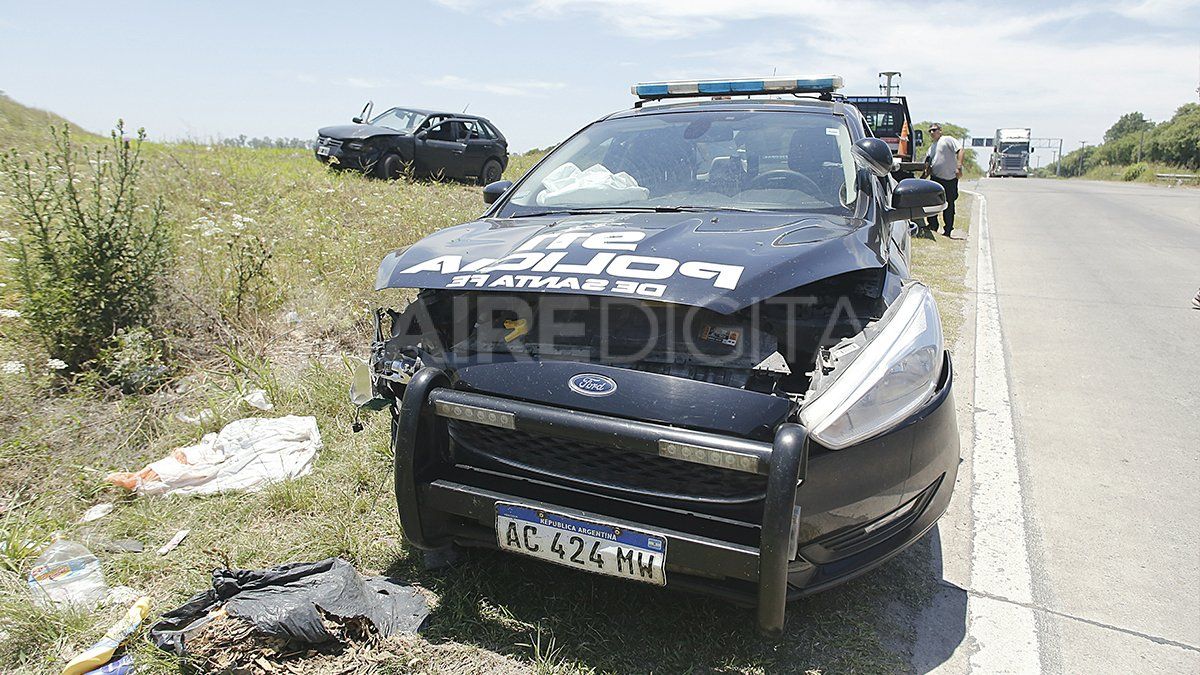 Un móvil de la policía chocó contra otro auto en la Circunvalación