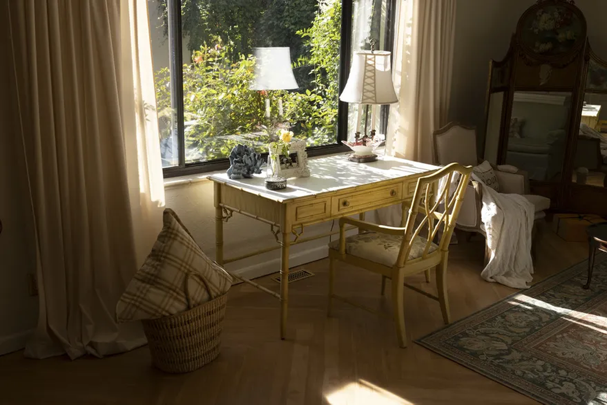 El escritorio bajo el que se sentaba Nichol Naranjo cuando su madre Margaret Gaxiola trabajaba como ama de llaves.JOHN BURCHAM - NYTNS