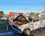 Dos dotaciones de bomberos lograron apagar el fuego en una camioneta Chevrolet que se incendió en una vivienda en calle Gorostiaga al 3700. Dos dotaciones de bomberos lograron apagar el fuego en una camioneta Chevrolet que se incendió en una vivienda en calle Gorostiaga al 3700.