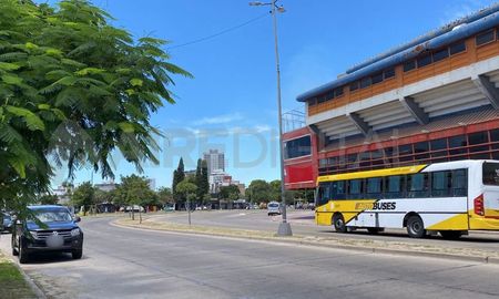 Dos hombres fueron detenidos frente al club Unión. Dos hombres fueron detenidos frente al club Unión.