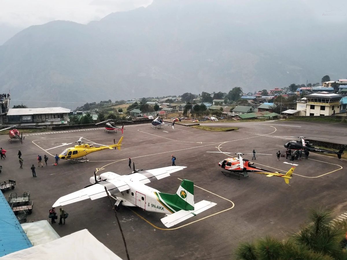 Aunque hay un helipuerto ubicado a unos 140 metros de la torre de control, cuando el tráfico lo permite se habilita a los mismos a aterrizar también en la plataforma. La empresa Air Dynasty vuela hacia y desde este aeropuerto, empleando el helicóptero Eurocopter AS350 Écureuil (o Squirrel, Ardilla), renombrado como Airbus Helicopters H125. Aunque hay un helipuerto ubicado a unos 140 metros de la torre de control, cuando el tráfico lo permite se habilita a los mismos a aterrizar también en la plataforma. La empresa Air Dynasty vuela hacia y desde este aeropuerto, empleando el helicóptero Eurocopter AS350 Écureuil (o Squirrel, Ardilla), renombrado como Airbus Helicopters H125.