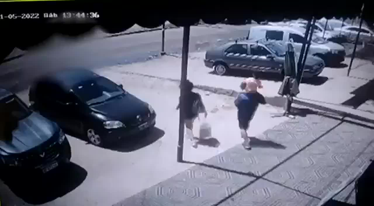 Un niña de dos años falleció mientras que su familia sufrió heridas de diversa consideración tras ser atropellados por un camión.