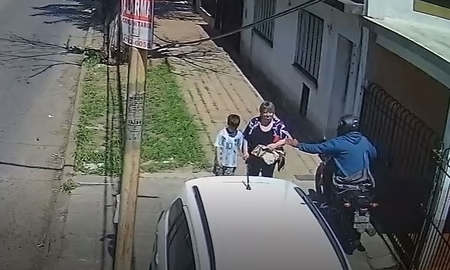 Un motochorro le robó la cartera a una abuela, la tiró al piso y su nieto la ayudó. Un motochorro le robó la cartera a una abuela, la tiró al piso y su nieto la ayudó.