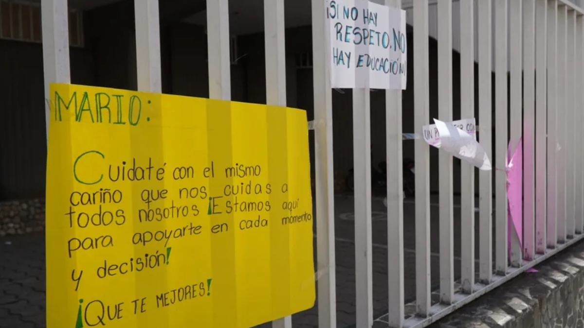 Carteles de apoyo hacia el preceptor al que le arrojaron un termo de agua caliente Carteles de apoyo hacia el preceptor al que le arrojaron un termo de agua caliente