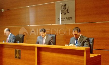 Calderón fue juzgado en libertad. Los fiscales solicitaron la prisión preventiva pero el pedido no fue avalado por el tribunal. Calderón fue juzgado en libertad. Los fiscales solicitaron la prisión preventiva pero el pedido no fue avalado por el tribunal.